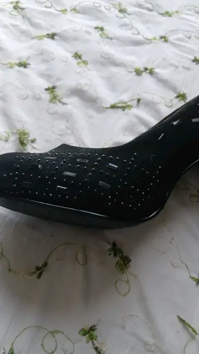 Zapatos de tacón alto negros con detalles brillantes - miniatura 2