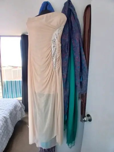 Vestido de fiesta beige con lentejuelas - miniatura 1