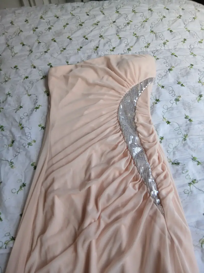 Vestido de fiesta beige con lentejuelas - 2