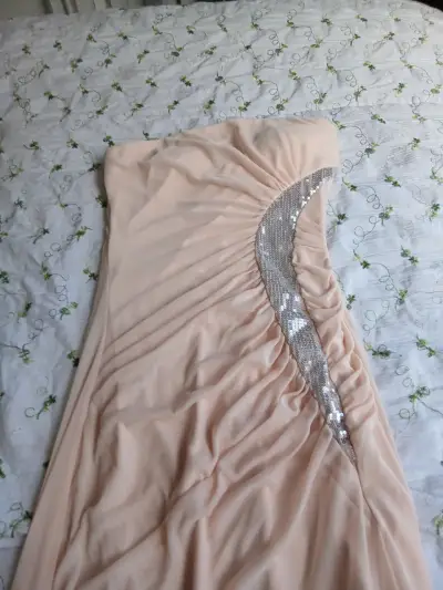 Vestido de fiesta beige con lentejuelas - miniatura 2