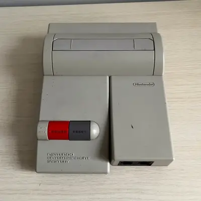 Consola Nintendo Entertainment System con control y juego - miniatura 1