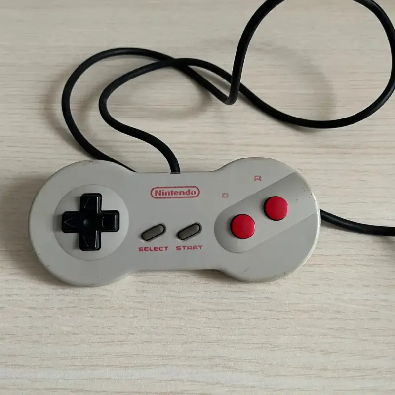 Consola Nintendo Entertainment System con control y juego - 3