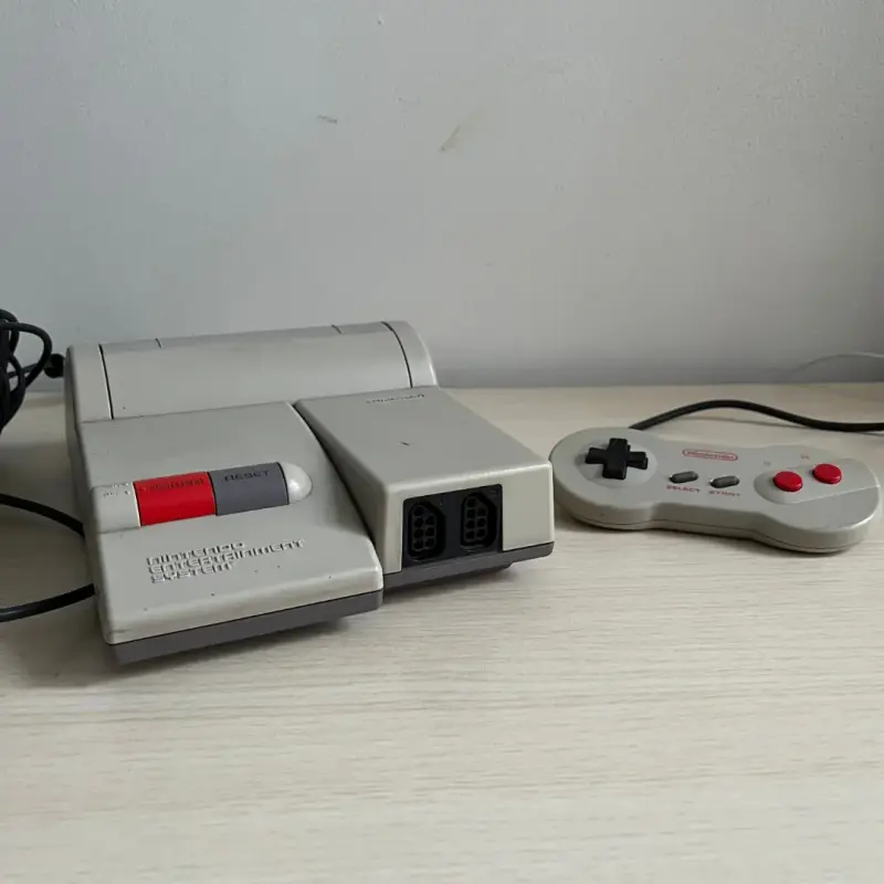 Consola Nintendo Entertainment System con control y juego - 4
