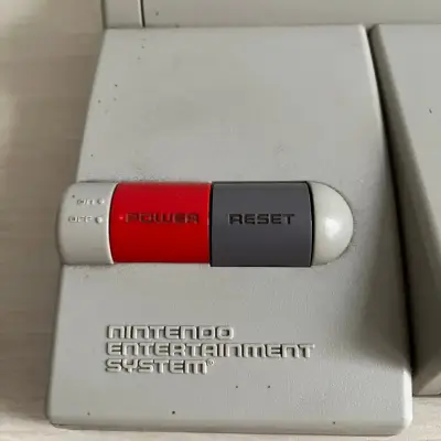 Consola Nintendo Entertainment System con control y juego - miniatura 6