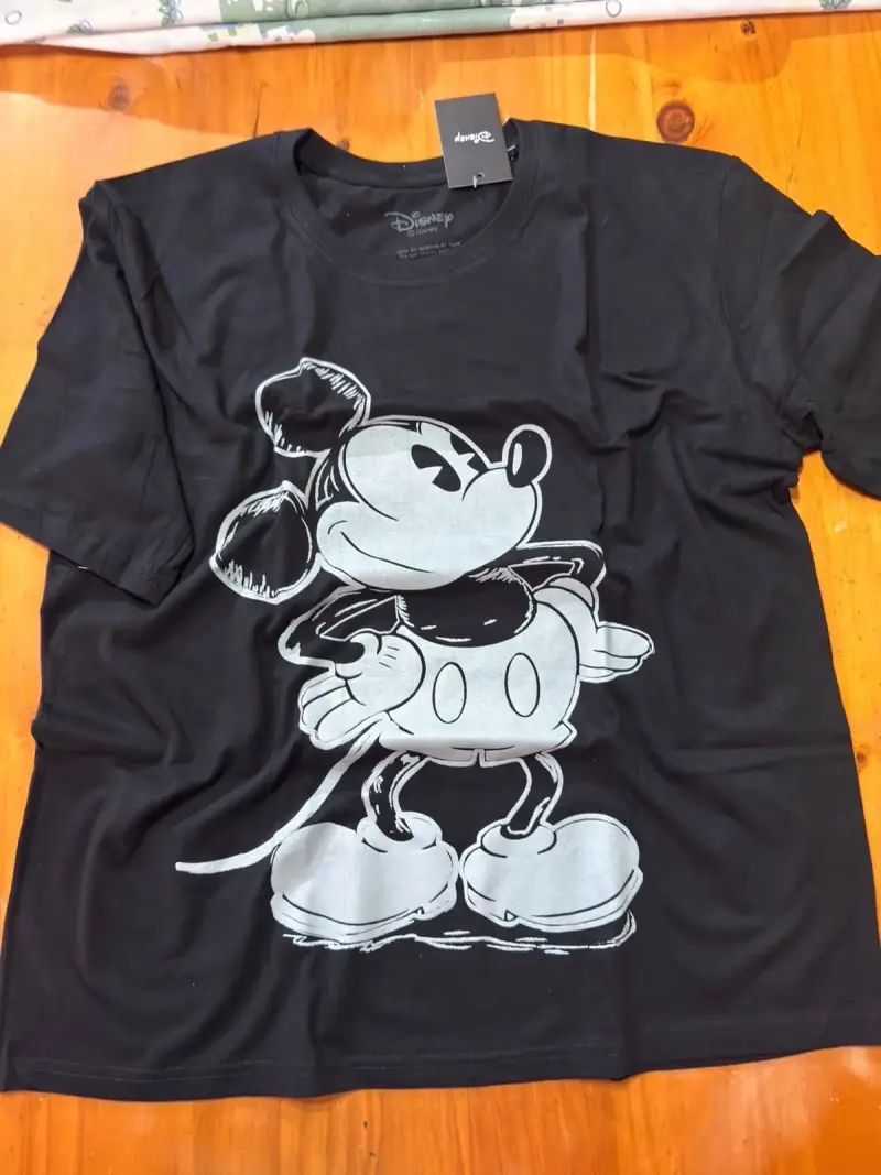 Polera negra Disney con diseño de Mickey Mouse