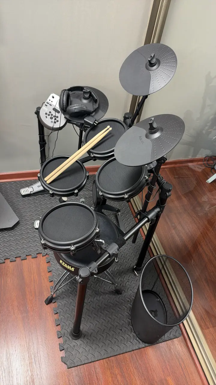 Batería Electrónica Alesis con Asiento Tama - 1
