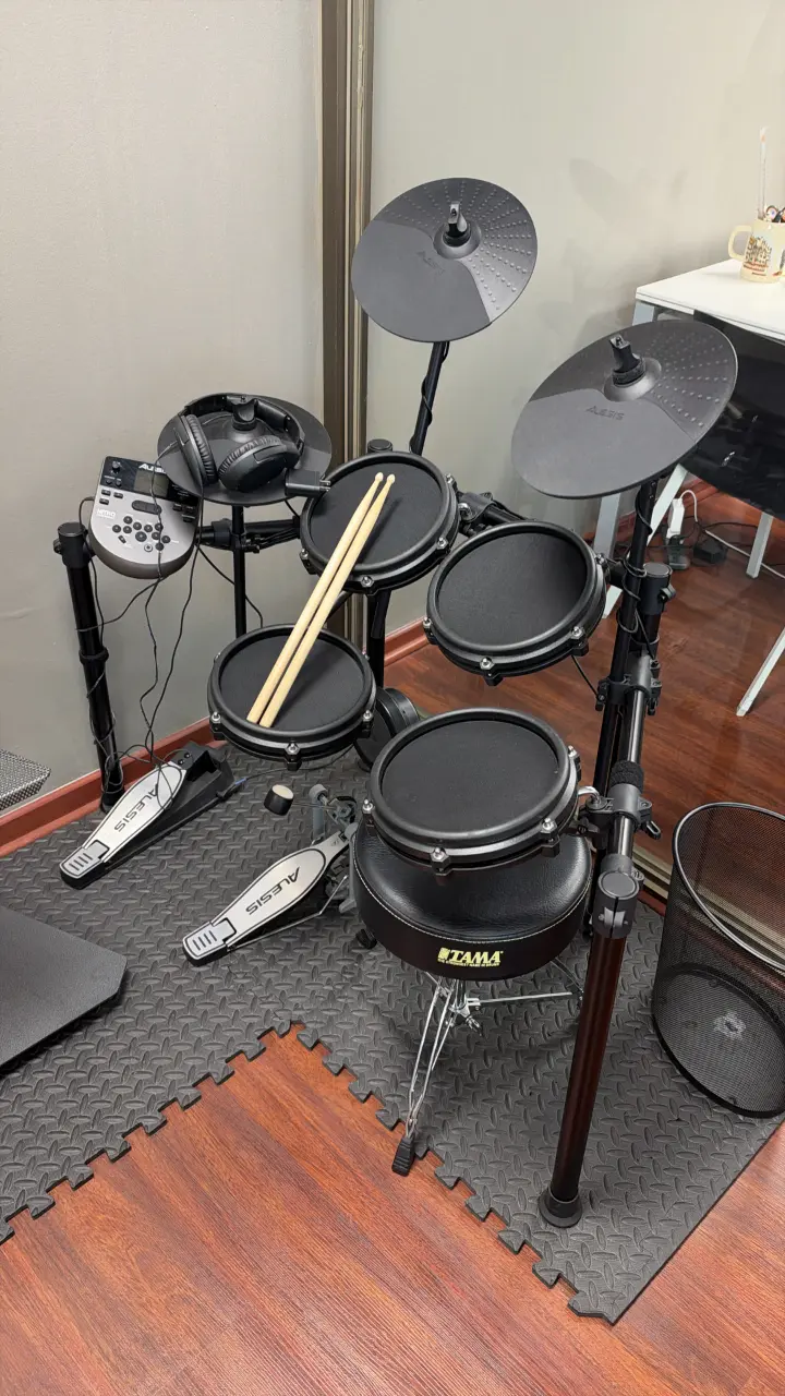 Batería Electrónica Alesis con Asiento Tama - 2