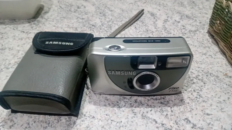 Cámara analógica Samsung Fino 15SE con estuche
