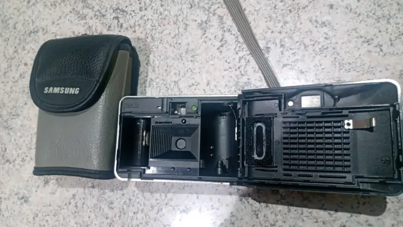 Cámara analógica Samsung Fino 15SE con estuche - 4