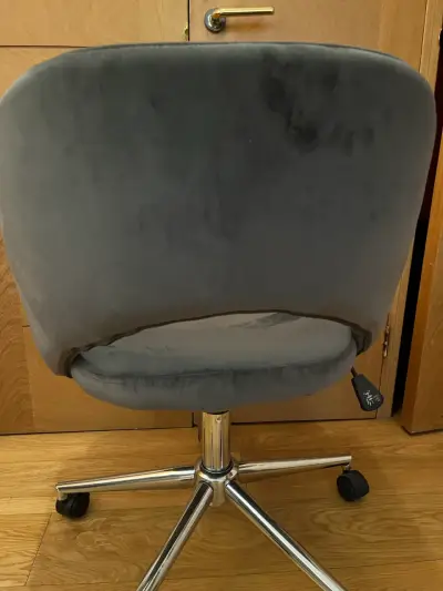 Silla de oficina gris con ruedas ajustable - miniatura 1
