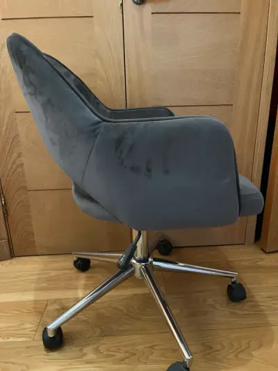 Silla de oficina gris con ruedas ajustable - miniatura 2
