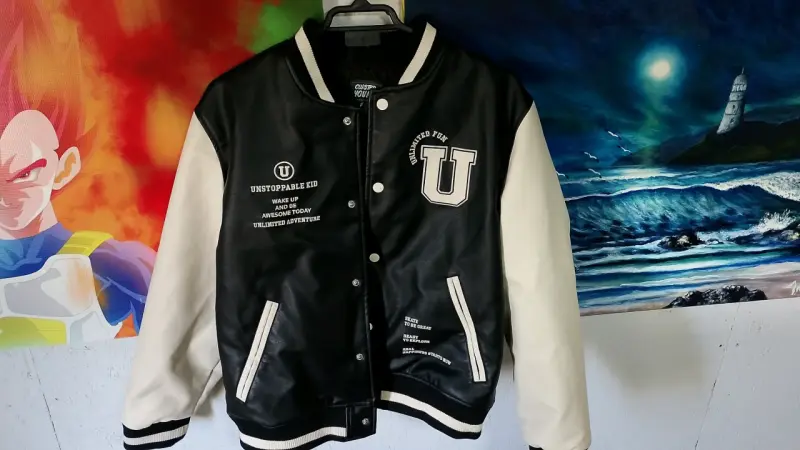 Chaqueta varsity negra y blanca con diseño - 1