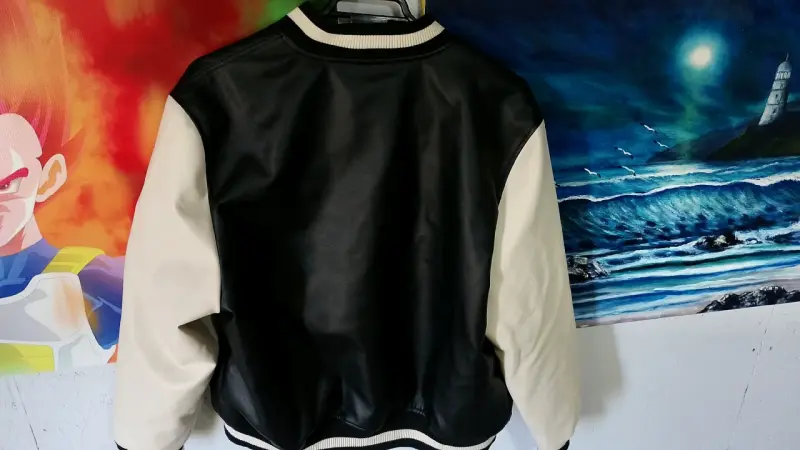Chaqueta varsity negra y blanca con diseño - 2