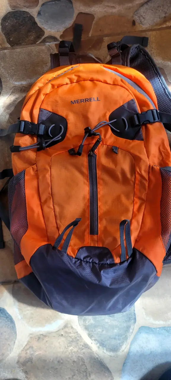 Mochila Merrell naranja para trekking