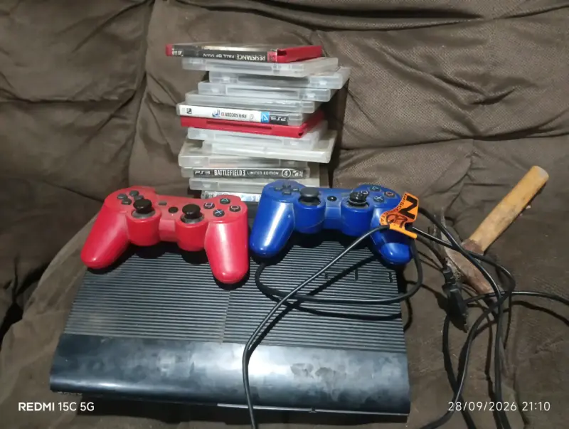 Consola PS3 con dos controles y juegos