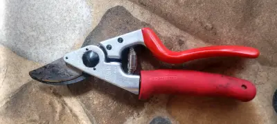 Tijeras de podar Felco 10 con mango rojo - miniatura 1