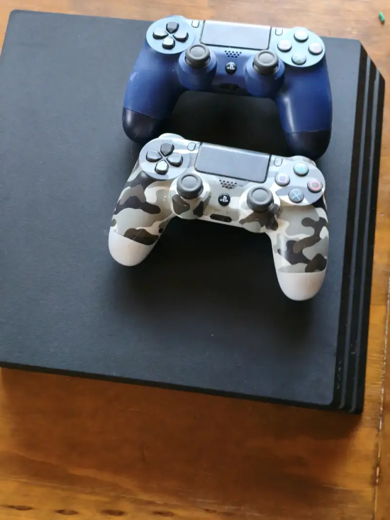 Consola PS4 Pro con 2 controles DualShock 4 - 2