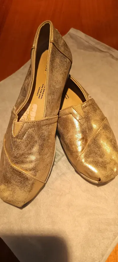 Zapatos dorados TOMS casuales para mujer - miniatura 1