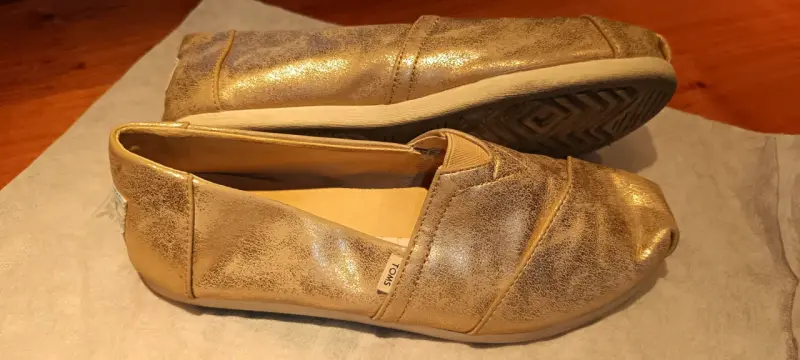 Zapatos dorados TOMS casuales para mujer - 2