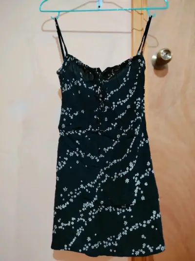 Vestido corto negro con estampado floral - miniatura 2