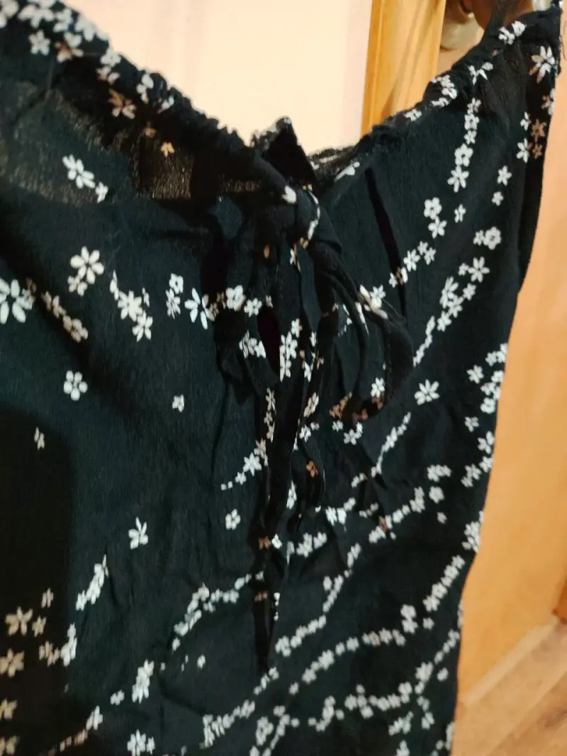 Vestido corto negro con estampado floral - 3