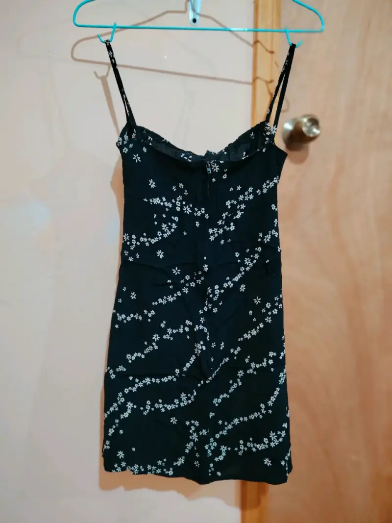 Vestido corto negro con estampado floral - 4