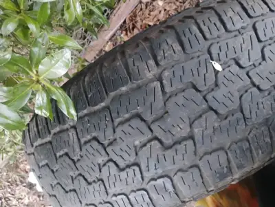 Neumático All Terrain 265/70 R17 en buen estado - miniatura 3