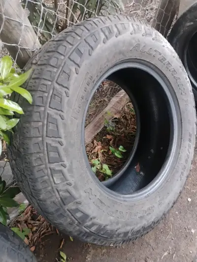 Neumático All Terrain 265/70 R17 en buen estado - miniatura 4