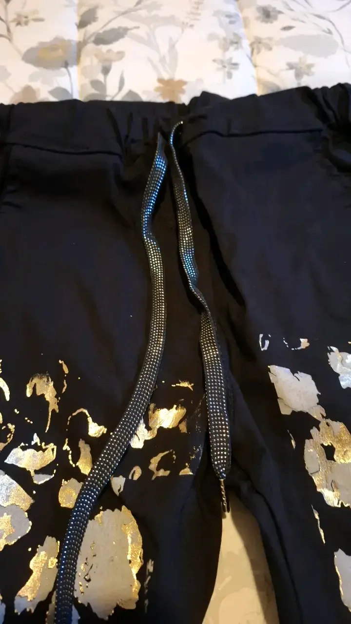 Pantalones deportivos negros con estampado dorado - 2