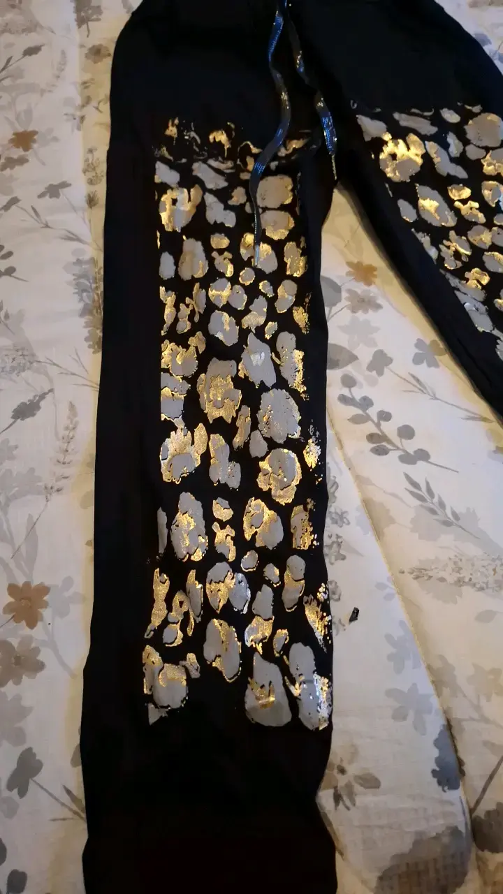 Pantalones deportivos negros con estampado dorado - 3
