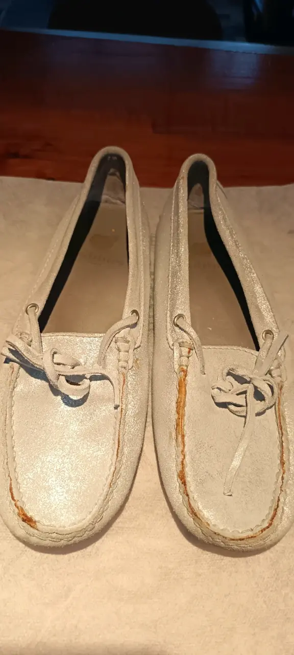 Mocasines de cuero gris con detalles naranjas - 2