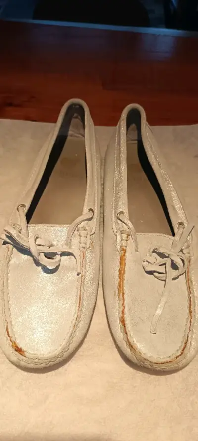Mocasines de cuero gris con detalles naranjas - miniatura 2