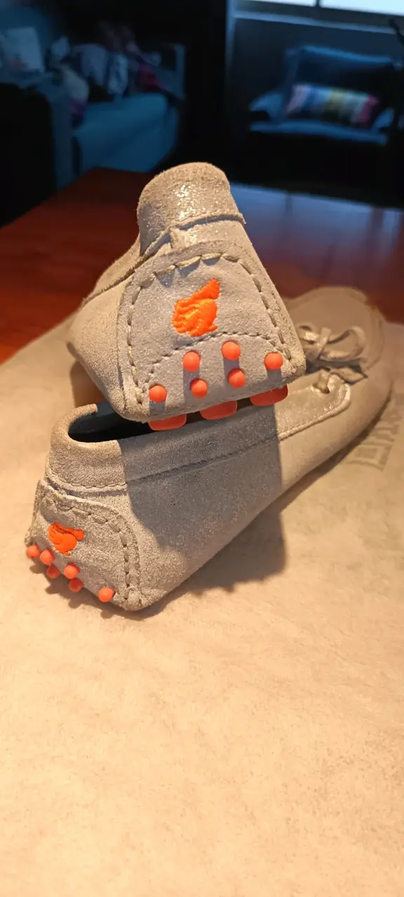 Mocasines de cuero gris con detalles naranjas - 4