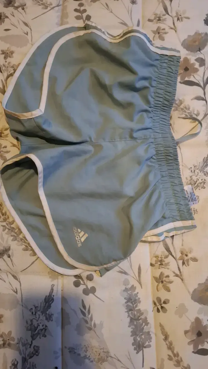 Shorts deportivos Adidas verdes para mujer