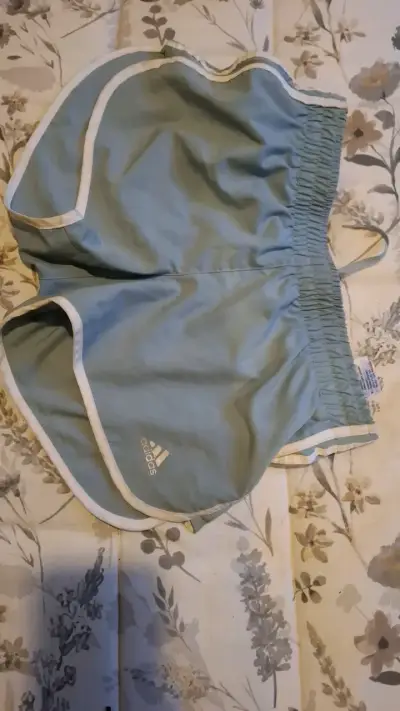 Shorts deportivos Adidas verdes para mujer - miniatura 1