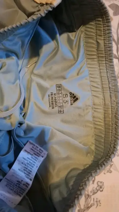 Shorts deportivos Adidas verdes para mujer - miniatura 2