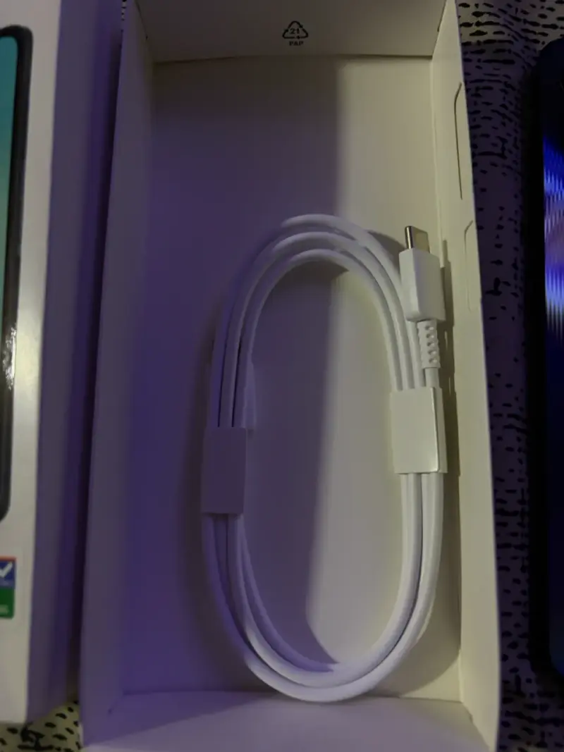 Samsung Galaxy A06 con caja y accesorios - 2