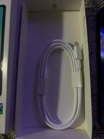 Samsung Galaxy A06 con caja y accesorios - miniatura 2