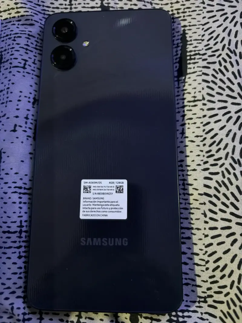 Samsung Galaxy A06 con caja y accesorios - 3