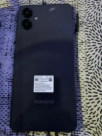 Samsung Galaxy A06 con caja y accesorios - miniatura 3