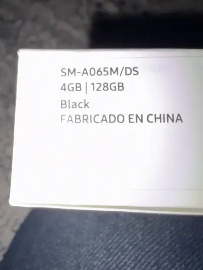Samsung Galaxy A06 con caja y accesorios - miniatura 5