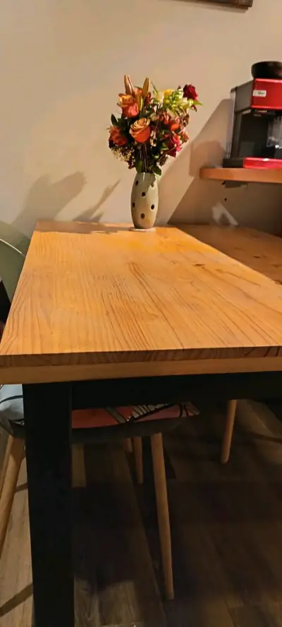 Mesa de comedor de madera con patas negras - miniatura 1
