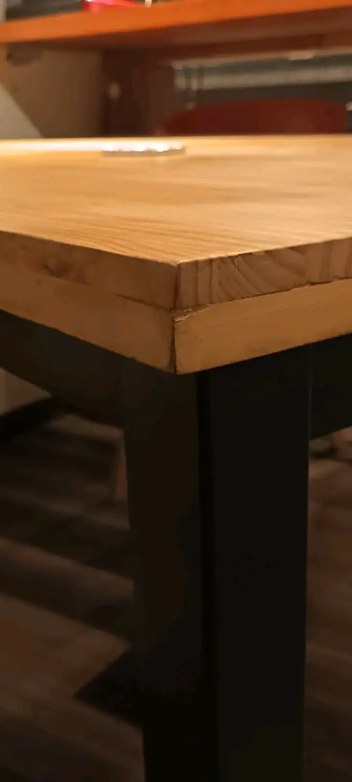 Mesa de comedor de madera con patas negras - 4