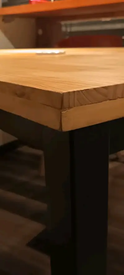 Mesa de comedor de madera con patas negras - miniatura 4