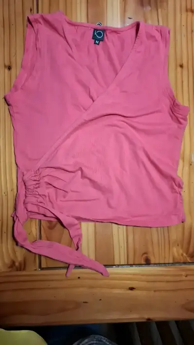 Blusa cruzada sin mangas color rosa - miniatura 1
