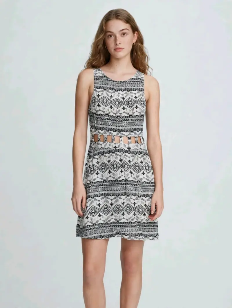Vestido corto estampado con diseño tribal
