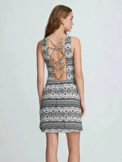 Vestido corto estampado con diseño tribal - miniatura 2