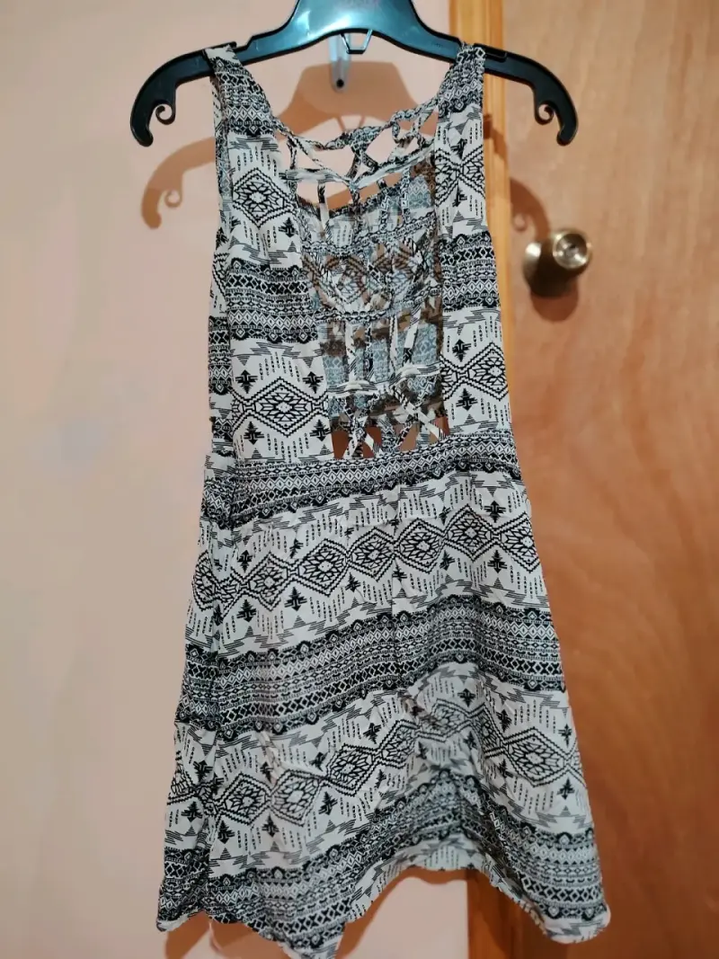 Vestido corto estampado con diseño tribal - 4