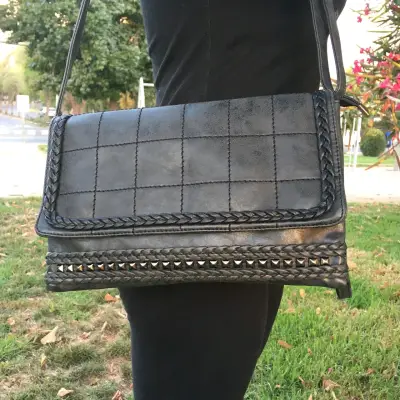 Cartera de cuero negra con diseño trenzado - miniatura 1