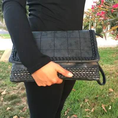 Cartera de cuero negra con diseño trenzado - miniatura 2